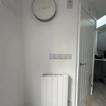 Διαμέρισμα Whitsun - Brand New Listing! *